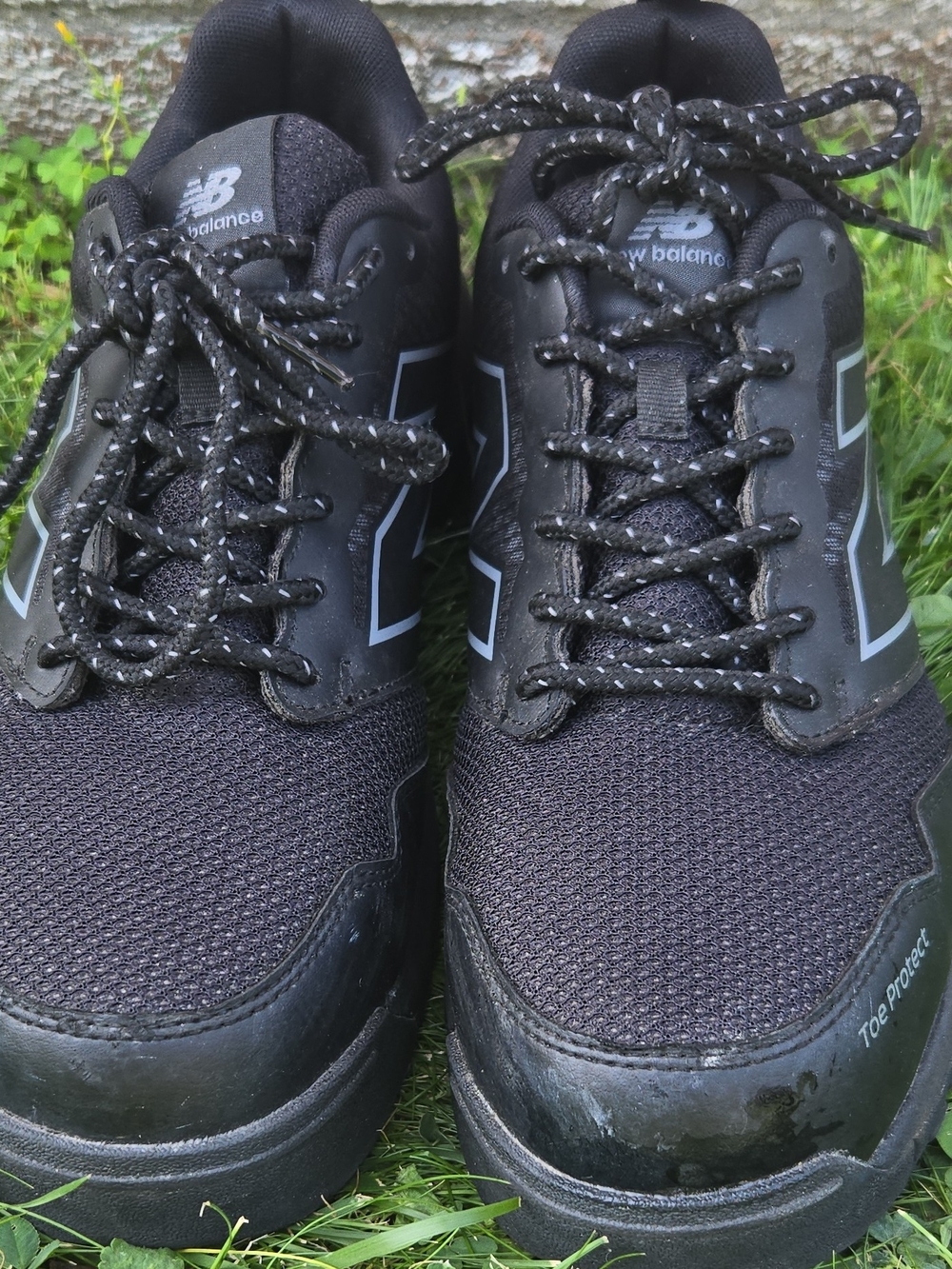 New Balance Men’s Black Athletic Sneakers with Reflective Detailing